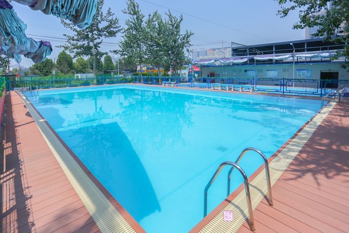 Swimming pool water disinfection ozone application technology